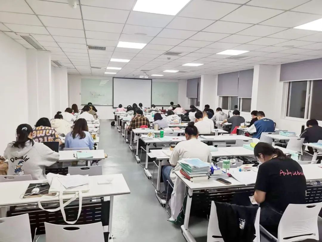 部分同學(xué)由于對考銀行缺乏足夠的認知總是不以為意，認為這是一種低檔次的職業(yè)選擇。其實(shí)銀行工作作為一種穩定的職業(yè)選擇，具有待遇優(yōu)厚、福利保障好、職業(yè)發(fā)展前景廣闊等特點(diǎn)。特別是每年的銀行秋季校園招聘招聘規模大、崗位多。所以千萬(wàn)不要因為自視甚高而導致自己失去了一個(gè)很好的就業(yè)機會(huì )。